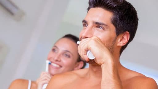lo spazzolino elettrico aiuta a lavarsi meglio i denti