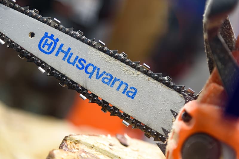 Husqvarna logo su una motosega
