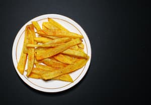 piatto di patatine fritte